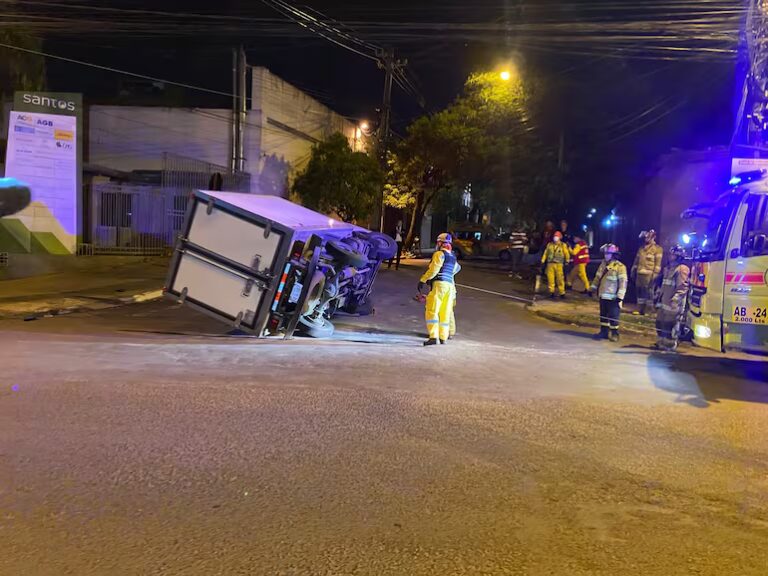 Camión vuelca tras choque con automóvil en General Santos