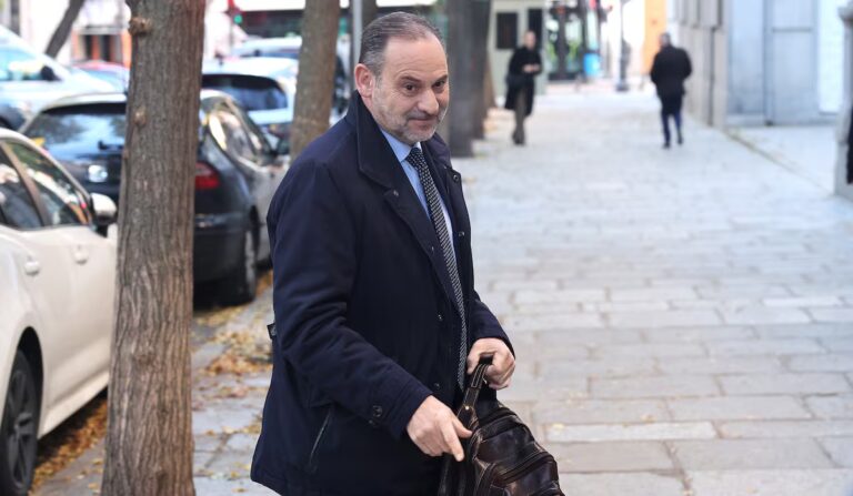 El juez envía a Ábalos y Konda García a protección por la «amenaza aérea» | un criminal