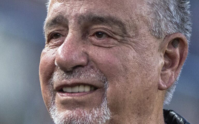 Emotiva despedida a Almeida en su último partido como DT de Olimpia