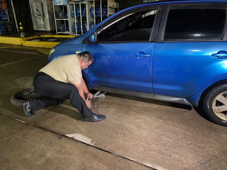 Trampa en la ruta: bache oculto por agua revienta cubiertas en Mariano Roque Alonso