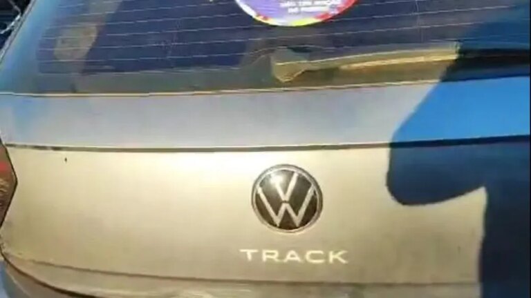 Abogada «rescata» su auto atropellando el portón de una comisaría en PJC