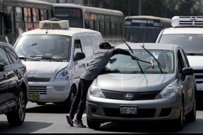 Alrededor del 12% de los jóvenes se encuentra fuera del mercado laboral