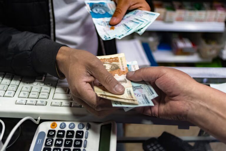 El gobierno de Gustavo Petro aumenta un 23% el salario mínimo en Colombia: queda en dos millones de pesos.