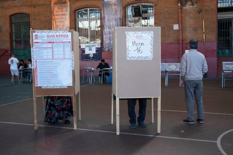 Elecciones presidenciales de Chile 2025, en vivo | Mesas abiertas y comienza la votación