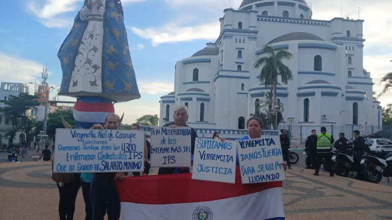 Enfermeras del IPS pidieron a la Virgencita de Caacupé que interceda por ellas