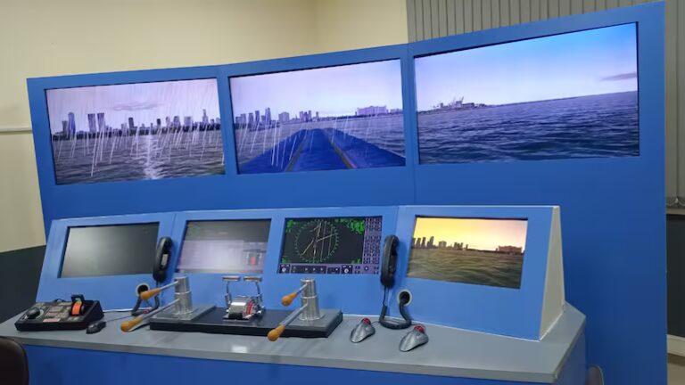 Escuela Náutica de la Armada recibe un simulador de navegación y maniobras