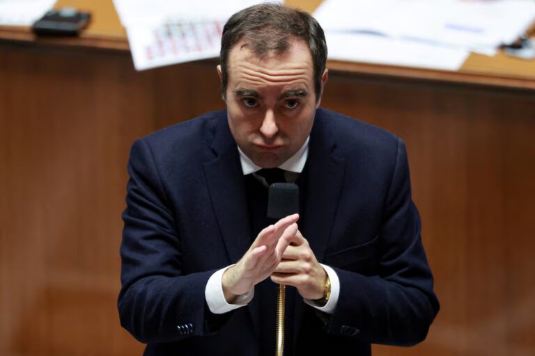 Francia acepta aumentar el presupuesto pero no evita el bloqueo | Estados