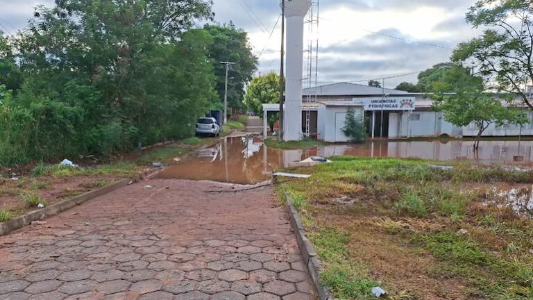 Hospital de Santa Rosa del Aguaray sigue parcialmente inundado, pero restablecen todos los servicios