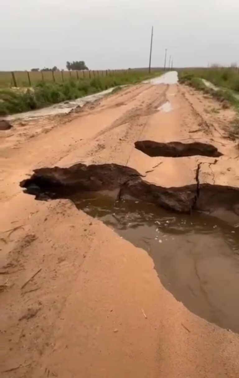 Lluvias agravan el deterioro de caminos rurales y aíslan comunidades en Ñeembucú