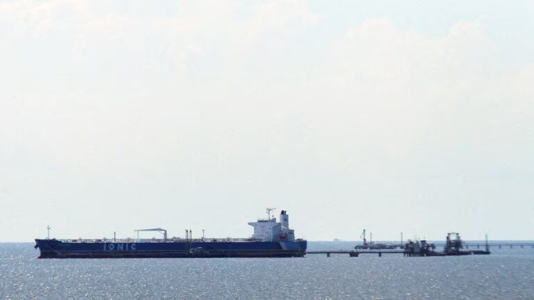 Maduro ordena a militares venezolanos escoltar petroleros