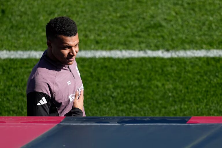 Mbappé, baja por un esguince de rodilla en el partido contra el Betis, es duda para la Supercopa ||