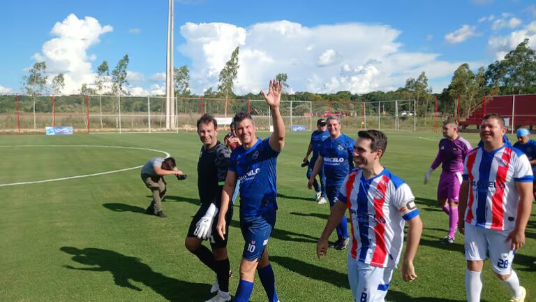 Presidente Peña inaugura con bombos y platillos un estadio inconcluso en Coronel Oviedo