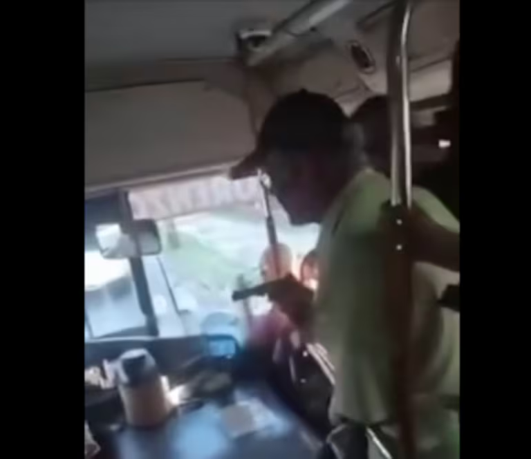 Video: buscan a pasajero armado que amenazó al chofer de un colectivo