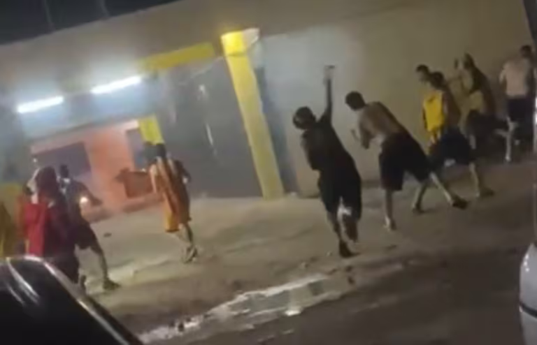 Video: hinchas generan disturbios frente al Club Guaraní tras consagración de Cerro