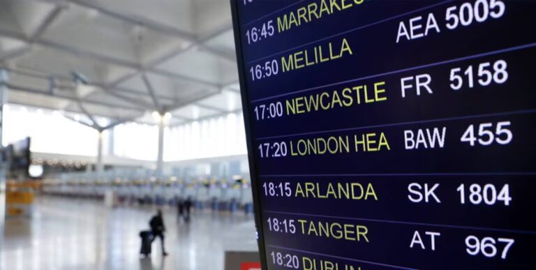 Vuelo de Málaga a Londres retrasado 11 horas por la muerte de un pasajero que acababa de embarcar | España