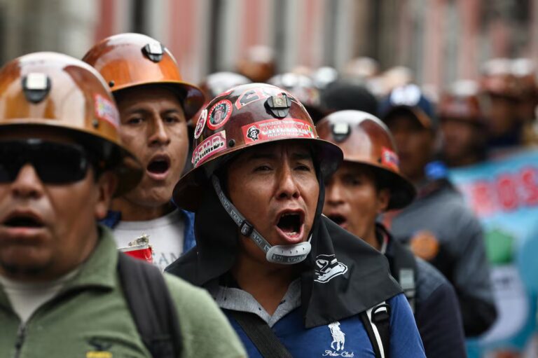 Civiles, docentes y mineros protestan en Bolivia contra la eliminación de subsidios petroleros