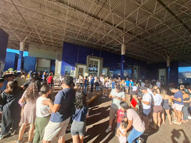 Demoras y dificultades en fronteras de CDE y Encarnación por falta de energía e internet