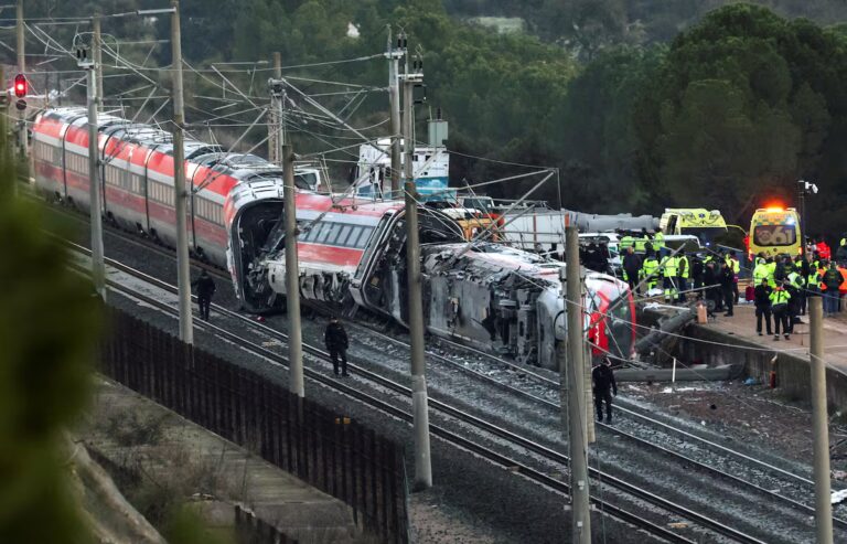 El último minuto del accidente de tren en Adamuz, Córdoba, en directo | El número de muertos en las vías del tren Adamuz asciende a 39 | España