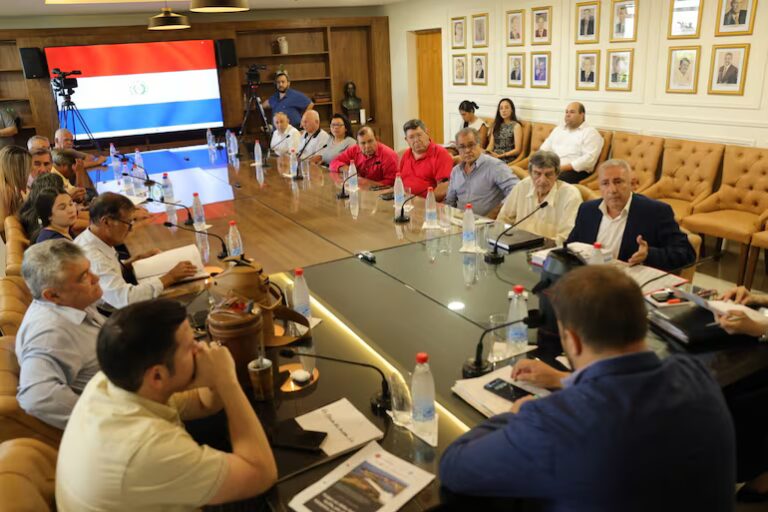 Exobreros e Itaipú amenazan con “reunirse con Lula” para que Peña los reciba