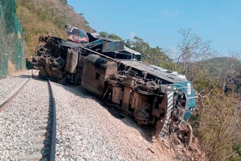 FGR señala a la alta velocidad como causa del descarrilamiento del Tren Interoceánico que dejó 14 muertos.