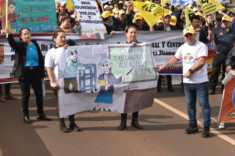 Gremios docentes rechazan reforma de caja y advierten que tomarán acciones