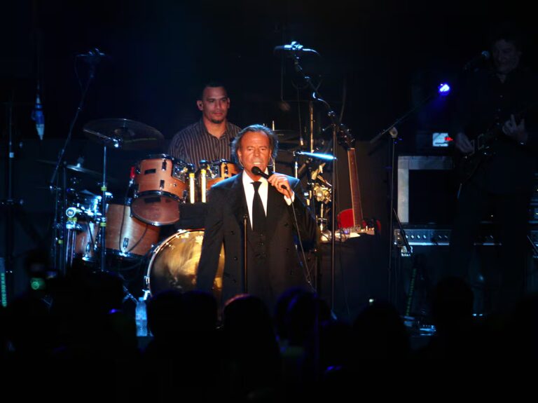 Igualdad pide que se investiguen los cargos de agresión sexual de Julio Iglesias | Grupo