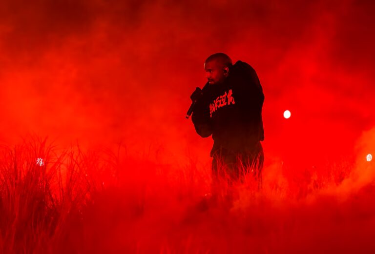 Kanye West se disculpa por el anuncio en ‘The Wall Street Journal’ y culpa a su bipolaridad del accidente de coche: «Me avergüenzo mucho de mis acciones» | Gente