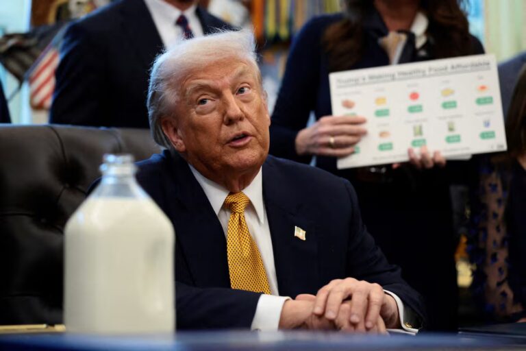 La batalla de la Administración Trump por la leche entera revive el bigote blanco del programa ‘Got Milk?’ en las redes sociales.