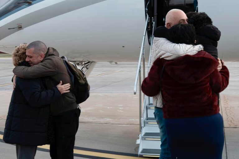 La historia de dos prisioneros italianos liberados de Venezuela: «Fue peor que Alcatraz, 14 meses durmiendo en el suelo con cucarachas» | Países