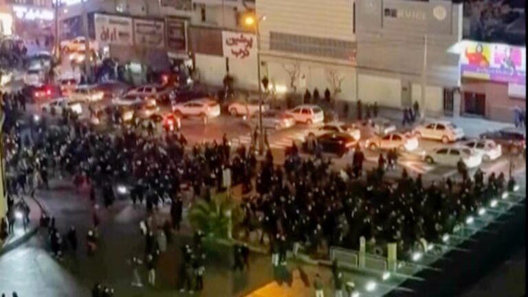 Las autoridades iraníes amenazan con «reprimir con la máxima fuerza» las protestas | Países