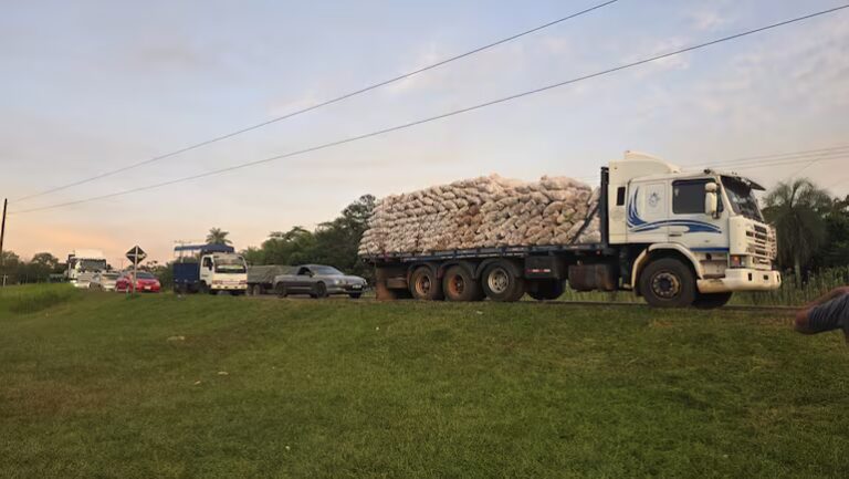 Mandioqueros interfieren en procedimiento de DNIT en Guayaybí y recuperan un camión cargado
