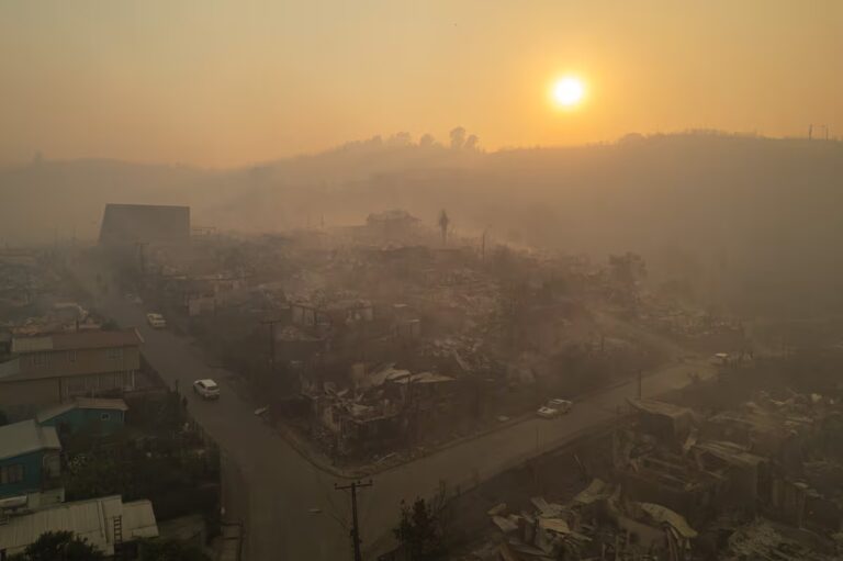 Un gran incendio en Chile ha dejado al menos 19 muertos, 1.500 heridos y un millar de viviendas afectadas.