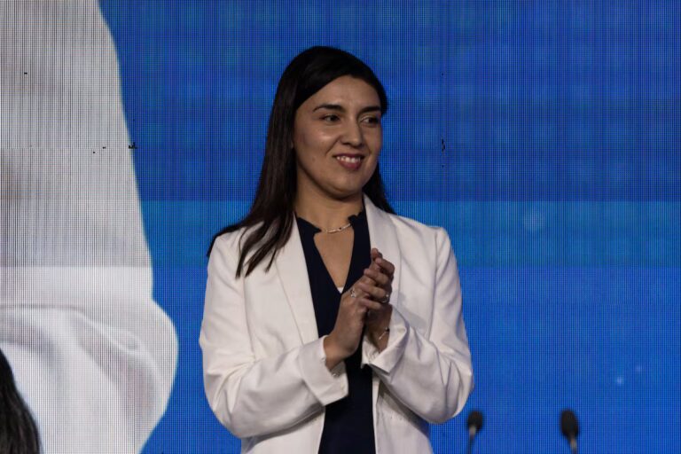 Una joven activista que cree que Chile enfrenta una crisis moral, sobre el tema del Ministerio de la Mujer.