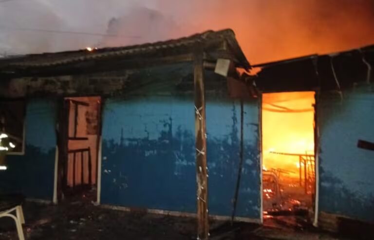 Vela encendida causa incendio total de un inquilinato en Ciudad del Este