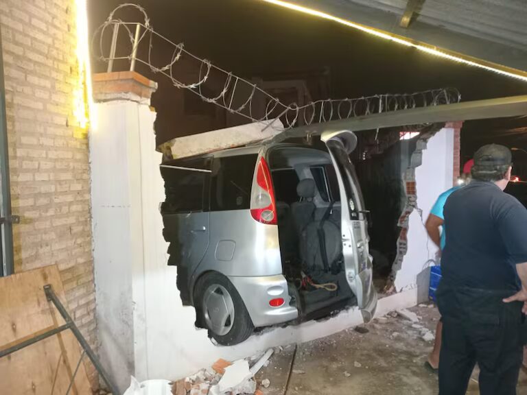 Video: auto choca contra muralla y casi atropella a clientes en Capiatá