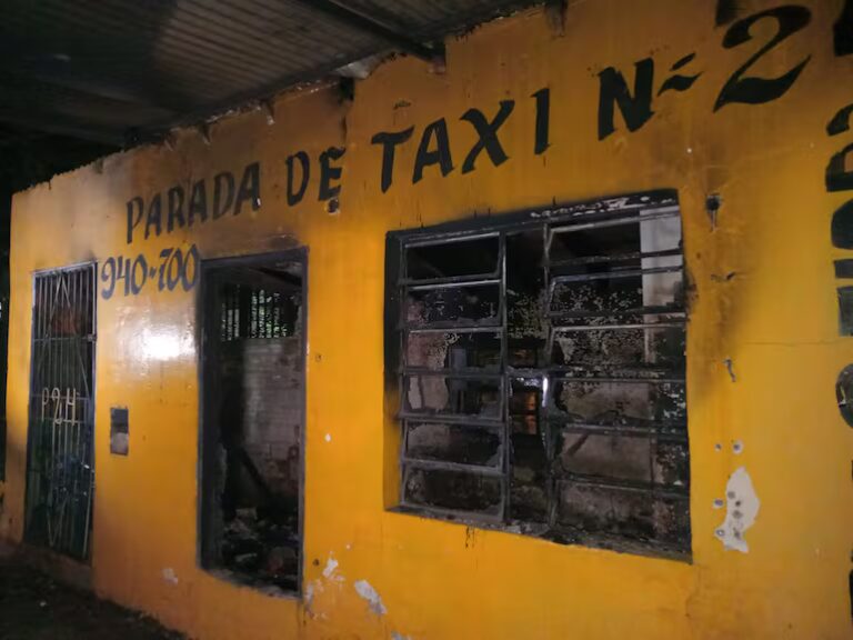 Video: incendio consumió antigua parada de taxis sobre la avenida Defensores del Chaco