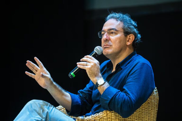 En opinión de Juan Gabriel Vásquez: «El politicismo ha destruido nuestra experiencia» | 50 años