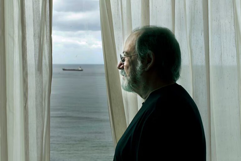 La música de Silvio Rodríguez en la cámara de Daniel Mordzinski: «Los libros de música del gran trovador y poeta» | 50 años