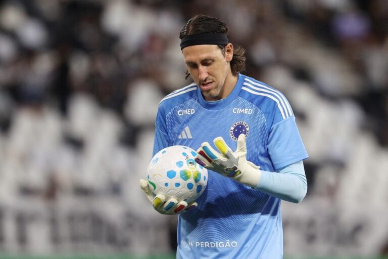 (VIDEO) ¡Ingueroviable! Arquero paró el partido para ir a hacer el «número 2»