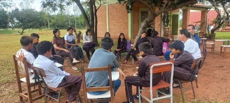 niños dan clases bajo árboles en una escuela rural de Capitán Bado