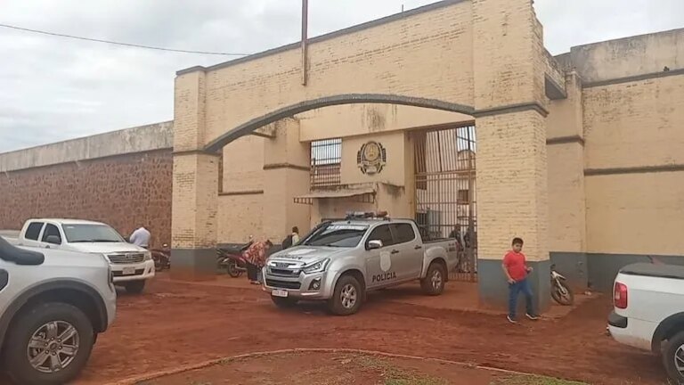 solo uno de los cuatro guardiacárceles imputados por el hurto de armas del penal seguirá preso