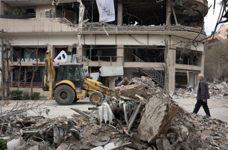 Últimas noticias de la guerra entre Estados Unidos e Israel contra Irán, en vivo | Irán acusa a EE.UU. de planear un ataque sobre el terreno mientras habla de negociaciones