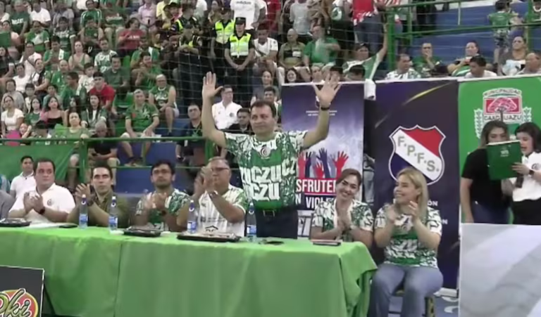 Abuchean a diputado cartista Miguel del Puerto en partido de fútbol de salón de Caaguazú