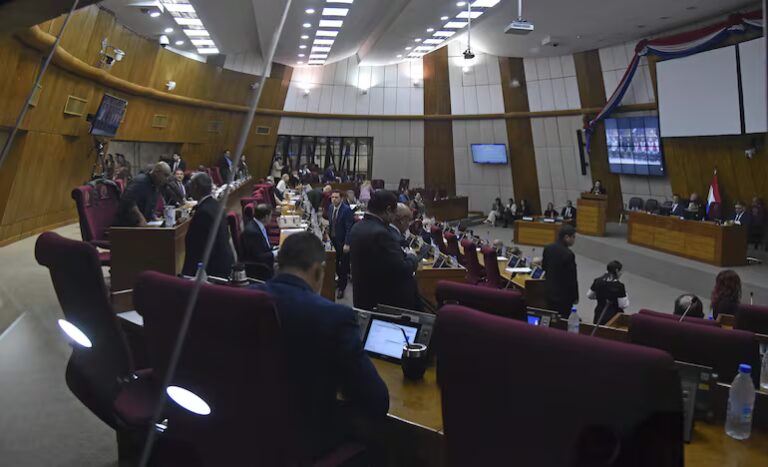 Centurión asegura que hay consenso para recortar millonarias bonificaciones