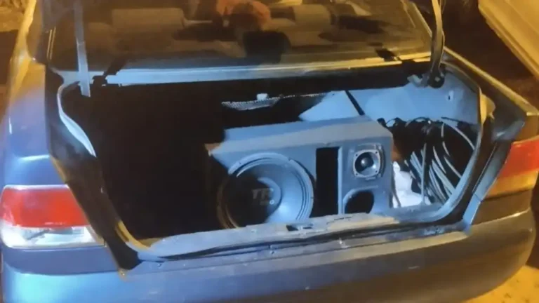 Detienen a dos hombres por polución sonora y resistencia tras denuncia de vecinos
