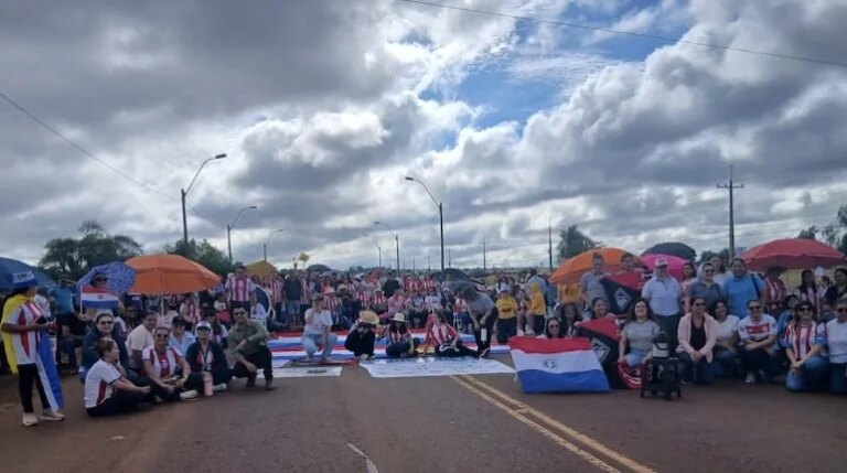 Docentes y familiares de policías cierran de forma intermitente la ruta PY05 en Pedro Juan Caballero