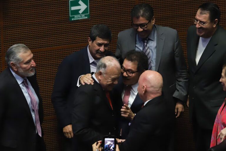 El PT suspende la revocatoria de Sheinbaum en 2027 y la reforma política enfrenta otro desafío en el Senado.