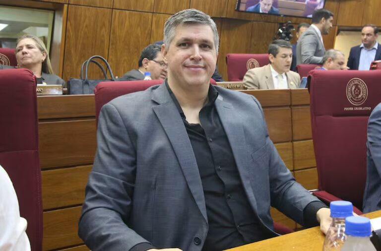 Esteban Samaniego saca una vez más su hilacha violenta