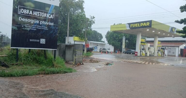 La ciudad de San Lorenzo quedó inundada, pero la Municipalidad avisó solo de tres puntos críticos