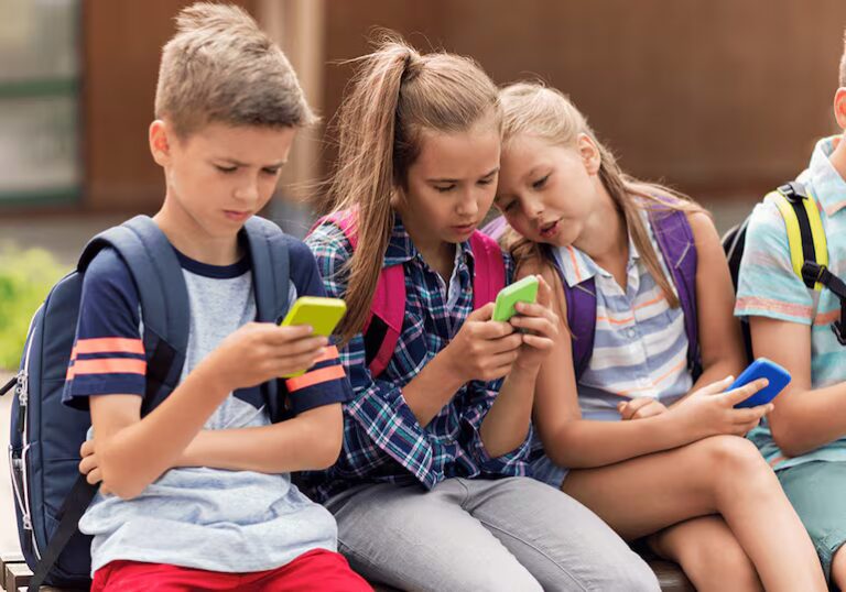 Ley que busca prohibir redes a menores: experto apunta a la responsabilidad de los padres
